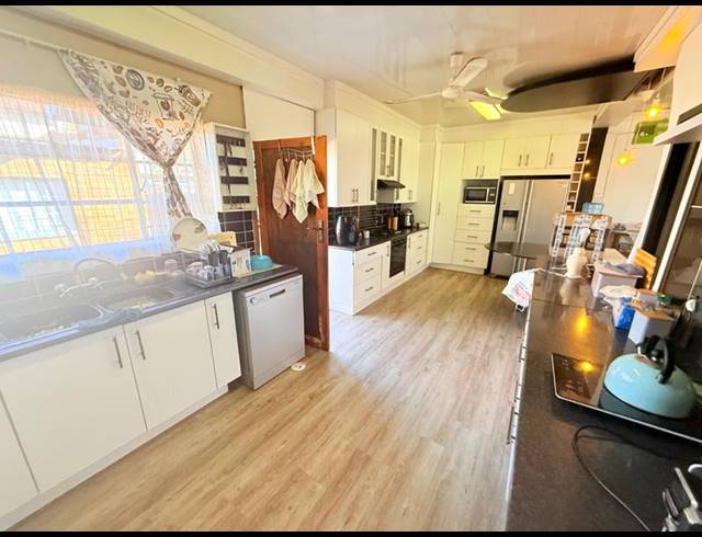 4 BEDROOM HOUSE FOR SALE IN VANDERBIJLPARK CE 2